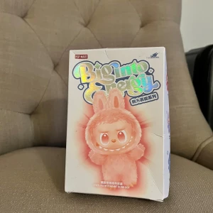 Labubu Big Into Energy Blind Box - Äkta Söt samlarfigur från Pop Mart, Big Into Energy-serien. Oöppnad blind box med vinyl plush pendant. Perfekt för samlare eller som present!