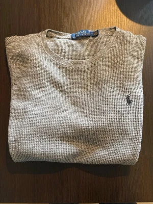 Ralph Lauren tröja  - En snygg stilren Ralph Lauren tröja, perfekt för höstens ankomst, passar till alla väder lag, och är i ett väldigt fint skick!