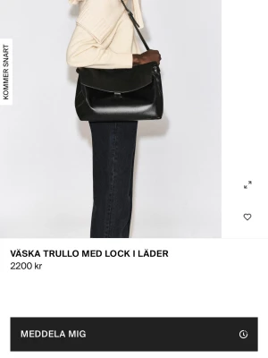 Svart axelväska i läder med lock COS - Helt ny, använd 1 gång. Kommer med dustbag och kvitto. Säljer då jag fick en ny som liknar. Slutsåld på cos