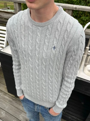Morris tröja stickad - Utmärkt skick - inga defekter Det ska stå strk S, normalstor S Jag på bild är 180cm och 66kg 