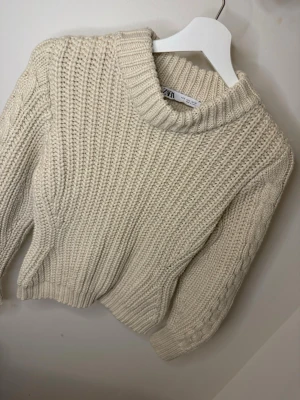 Beige stickad tröja från Zara - Säljer en skit snygg stickad tröja från Zara! Sitter jättefint på och är perfekt nu inför hösten! Pris kan diskuteras 💕