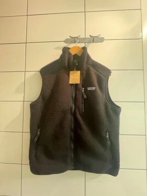 Patagonia Retro Pile Vest Black - Nyskick - Patagonia Retro Pile Vest i svart. Endast provad, aldrig använd. Originaletikett sitter kvar.  ✅ Nyskick ✅ Originaletikett kvar ✅ Patagonia Retro Pile Vest ✅ Nypris ca 1 599 kr 
