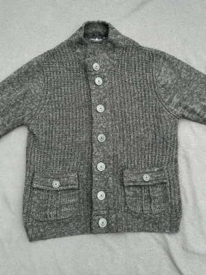 Ull cardigan / kofta - Snygg cardigan / kofta i ullblandning i en fin färg. Storlek 52/54 vilket motsvarar cirka L, sitter som L/M. Fint skick. 