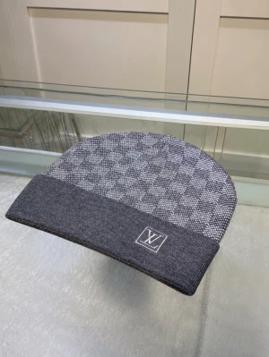 Mössa - Säljer en snygg beanie-mössa i ny skick. Perfekt för höst, vinter och som en snygg accessoar till vardagsoutfits. En beanie är en typ av mjuk, brätteslös mössa. Redo att skickas direkt ✔️