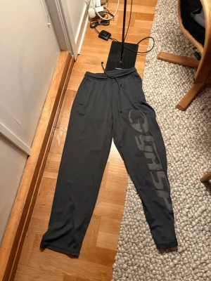 Gasp byxa - Tjena säljer mina gasp gym byxor då jag inte använder dem längre. Finns inga defekter eller fläckar då jag har letat på hela byxan efter liknande men inte hittat något. Använda bara något få gånger så max 15 gånger under korta pass. 