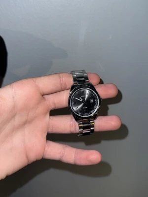 Klassisk silverfärgad Casio klocka - Stilren Casio armbandsklocka i silver med svart urtavla och datumvisning. Passar perfa på en tjej eller kille runt 11-14 års åldern . Jag skickar med plupparna där man kan lägga till eller ta bort om den är för stor eller för liten. Klockan har en klassisk länk i metall och minimalistisk design som passar till det mesta. Perfekt accessoar för dig som gillar enkel och tidlös stil.
