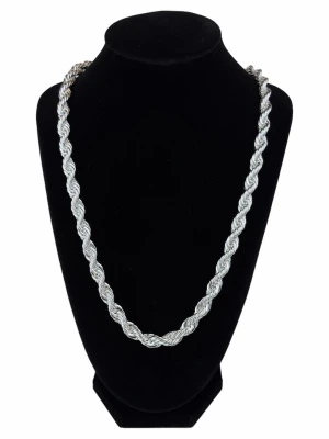 Tjockt silverfärgat repkedje-halsband - Säljer ett halsband pläterad silver 8mm köpt för 800kr haft i nån månad vill bli av snabbt, pris går att diskuteras vid snabb affär