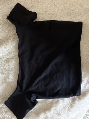 Croppad Off shoulder topp - Snygg off shoulder-modell från Zara i strl S. Har ett supermjukt och skönt material, är stretchig och sitter fint på kroppen. ✨  Knappt använd och inga defekter alls!