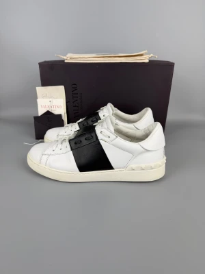 Valentino Open Sneaker Black | 42 - Svarta Valentino-sneakers i mycket gott skick. Storlek 42, komplett med box, dustbag och kvitto.