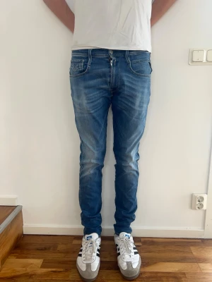 Replay Anbass Hyperflex Jeans - Säljer just nu dessa feta Replay Jeans🙌🏻Passar 32/34. Längd= 112 cm | Midja= 40cm | Skriv för fler frågor eller funderingar! Modellen är 190 cm och väger 75 kg!