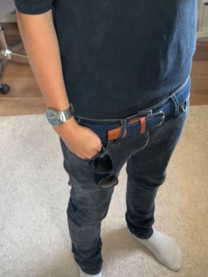 Svarta slim fit jeans. Jack & Jones - Säljer ett par svarta slim fit jeans med tvättad look och klassisk femficksmodell. Jeansen har normal midja och smala ben, perfekta för en avslappnad men ändå stilren outfit.