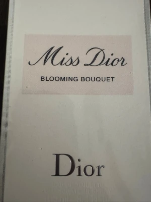 Miss Dior Blooming Bouquet 100ml - Miss Dior Blooming Bouquet är en fräsch och blommig Eau de Toilette från Dior. Flaskan rymmer 100 ml och har en elegant, ljus design med klassisk Dior-logga. Perfekt för dig som gillar lätta och feminina dofter.
