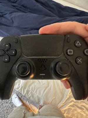 PS5 Handkontroll  - Säljer en svart Sony DualSense handkontroll till PlayStation 5. Allting fungerar utmärkt, endast lite smutsig men kan fixa innan jag skickar. Köptes förra året. Säljes för 299kr. Kontakta mig om du har frågor.