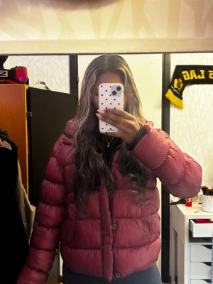 Röd vinterjacka  - Säljer en snygg röd pufferjacka. Bara använd 1 vinter så den är som ny skulle ja säga! Den är även fodrad för extra värme😊