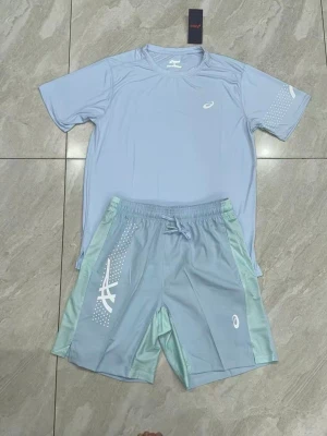 Ljusblått träningsset från Asics - Finns i storlek M och L 