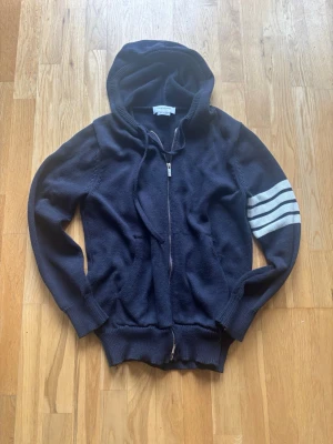 Thom Browne Zip-Hoodie - Säljer denna feta stickade zip hoodien från Thom Browne. Den är i väldigt bra skick och är sparsamt använd. Priset är inte slaget i sten och går självklart att diskuteras vid snabb affär!