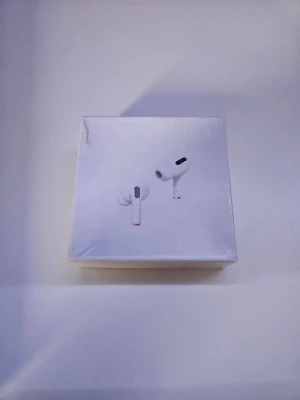 Air pods 2 - Säljer ett par trådlösa vita in-ear hörlurar med laddningsetui. Hörlurarna har en stilren och kompakt design och levereras i originalförpackning. Perfekta för musik, poddar och samtal på språng. Är en kopia ä. Priset kan diskuteras