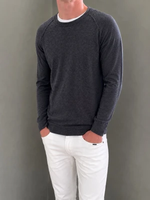 Mörkgrå stickad tröja - Säljer denna Dondup-Tröja. Modellen är 183 cm lång och väger 76 kg. Skriv gärna för fler bilder eller mått!