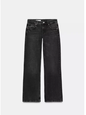 Svarta zara jeans - Säljer ett par svarta jeans med rak passform och låg midja. Jeansen har klassisk femficksdesign och subtila slitningar för en cool look. Tillverkade i denim med lätt stretch för extra komfort. Perfekta till en avslappnad streetstyle.