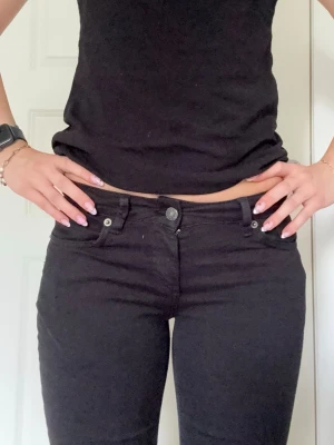 Svarta jeans  - Svarta flare jeans från Subdued. Jätte snygg passform och stretchigt material men som håller formen utan att töjas💗storlek 40 men skulle uppskattas som 36 då de är väldigt små i storlek. (ps, säljer likadana jeans även i ljusgrå) 