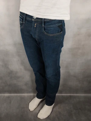 Replay Anbass - Replay Anbass Jeans • Storlek: 31/30 • Skick: 9/10 – fint skick, utan skavanker • Inkluderas: Endast jeansen • Nypris: Ca 2 000 kr • Passform: Modellen på bilden är 180 cm lång, väger 65 kg •