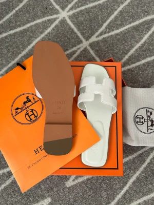 Sandaler för damer  - Helt nya, säljer dem för att det är för små. Sandalerna, boxen, påse, en mindre påse, och ett kort ingår.