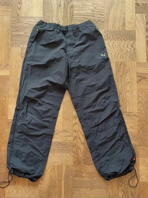 Puma byxor - Vintage byxor med resår från Puma. Midjemått ca 72-92 cm (resår), innerben 79 cm