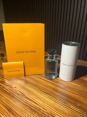 Louis Vuitton Imagination parfym - Lyxig parfym från Louis Vuitton i doften Imagination. Flaskan är genomskinlig med svart lock och elegant design. Kommer med originalförpackning i orange och vit kartong samt påse. Perfekt för dig som vill ha en exklusiv doft i snygg förpackning. Helt oanvänd! Skriv vid frågor!