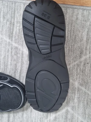 Svarta sneakers med vita detaljer - Nya passar inte fler bilder dm 