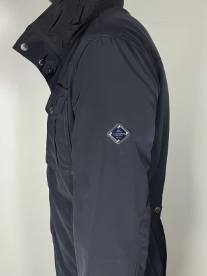 J.Lindeberg field jacket - 👕 Plagg: field jacket                                                          📏 Storlek: L                                                             🏷️ Märke/Modell: J.Lindeberg                                                ✨ Skick: Fint skick                                                        💬 Vid frågor är det bara att skriva!                                                                                          🛍️ Gramenti