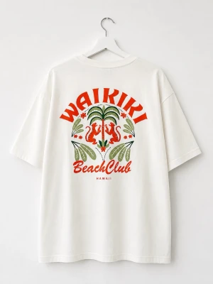 Vit Waikiki Beach Club t-shirt - Vit t-shirt med tryck i rött, grönt och svart på ryggen där det står 'Waikiki Beach Club' och har palmer och lejon. Framtill står det 'Waikiki Beach Club' i rött. Oversized passform och tillverkad i mjuk bomull.
