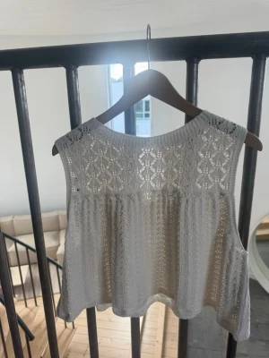 Zara topp  - Garderob utrensning! Säljer billigt för att jag gärna vill bli av med det snabbt 💕 Inga skador eller hål på tröjan, säljer för att den inte kommer till användning! 