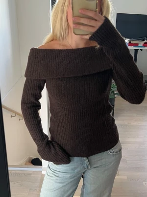 Brun off shoulder stickad tröja - Brun off shoulder stickad tröja som är perfekt till hösten. Säljs pågrund av att den inte kommer till användning. Skriv vid frågor!
