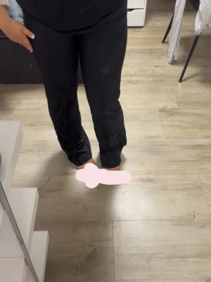 Svarta kostym byxor med rak passform - Säljer ett par svarta leggings med rak passform och hög midja. De är stretchiga och sitter bekvämt längs benen. Perfekta till en avslappnad outfit och funkar året runt. Materialet ser ut att vara mjukt och följsamt.
