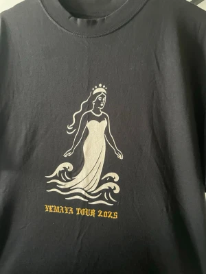 Svart Yemaya Tour 2025 t-shirt - Säljer en svart t-shirt med tryck. köpt på Yirell konsert. Aldrig använd då den bara ligger i en låda. storlek S-M, pris kan diskuteras 
