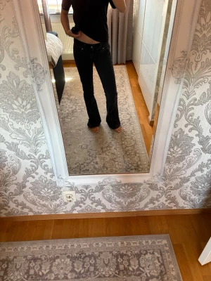 Svarta bootcut jeans från Abrand - Säljer ett par super low helt nya och oanvända snygga svarta/mörkgrå bootcut jeans från Abebas. Sitter sjukt bra och mycke sköna.