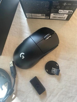 Logitech G Pro Superlight 2 SE trådlös mus - Den bästa gamingmusen. Inköpt mars 2026 och i gott skick. Försäkrad till februari 2027 (köpte ett års försäkring) Alla tillbehör och kartong följer med. Kostade 1648kr Säljer för 600 kr. 
