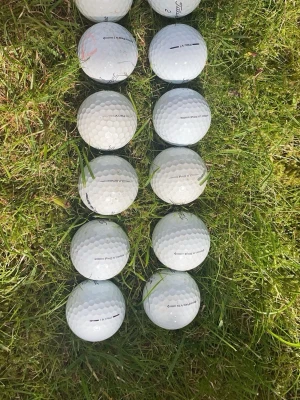 12 vita Titleist golfbollar - Säljer ett set med 12 vita golfbollar från Titleist, modell Pro V1. Klassisk rund form med dimple-mönster för bättre flyg och kontroll. Perfekt för dig som vill fylla på golfbagen inför nästa runda.