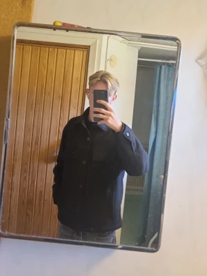 Jacka från zara  - Stilren svart overshirt från zara med knäppning framtill och två stora bröstfickor. Klassisk rak passform och krage, perfekt att bära över en t-shirt eller hoodie. Materialet ser ut att vara mjukt och lite tjockare, vilket ger en schysst look till hösten.