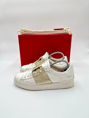 Valentino sneakers  - Hej säljer nu dessa fina valentino open skor  Skick enligt bilder  Postar snabbt och smidigt   Hör av er vid frågor eller funderingar