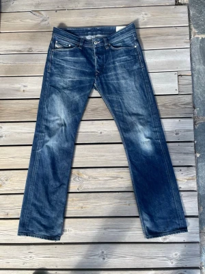 Diesel jeans - Ett par feta diesel jeans! Storlek W32. Passform på jeansen är regular/loose. Jeansen har inga defekter. Hör av er vid intresse!