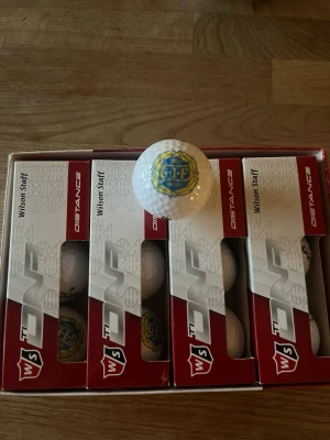 Golfbollar Wilson Staff Distance - Säljer ett dusin golfbollar från Wilson Staff Distance. Bollarna har ett tryck med blå och gul logga från GIF Sundvall.