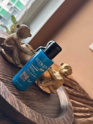 Redken Extreme Strength Builder - Redken Extreme Strength Builder är en intensiv hårinpackning i en blå plastflaska. Produkten stärker och reparerar skadat hår och passar perfekt för dig som vill boosta hårets motståndskraft. Smidig att använda och enkel att ta med.