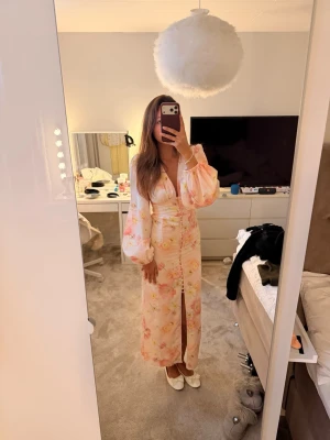 Blommig klänning Gina tricot  - Blommig klänning Gina tricot i storlek 36🩷