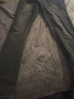 Jeans - Svart/mörk gråa jeans från SHEIN. Bra kvalité använts några gånger. 