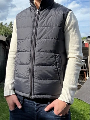 Vändbar väst - Riktigt snygg väst från Bruun & Stegade som är vändbar och passar till allt. Slutsålt på deras hemsida där den kostar 1900kr. Storlek S. Fint skick.