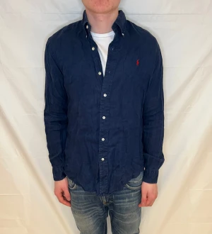 Polo Ralph Lauren Custom Fit Linen Shirt Blue Men's - Blå linneskjorta från Polo Ralph Lauren i custom fit. Begagnad i mycket gott skick.