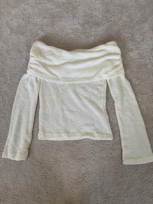 Off shoulder topp - Super fin off shoulder topp från Nelly, mjukt stretchigt material, aldrig använd, storlek S men skulle säga att den passar bättre som XS