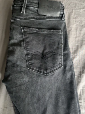 Svarta slim fit jeans från Replay - Snygga grå slim fit jeans från Replay. Strl 31/34 replay anbass 