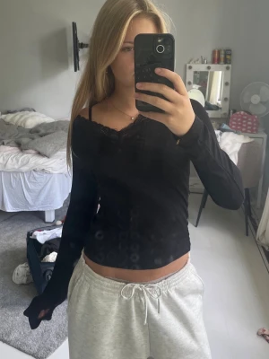Svart långärmad - Säljer eftersom den inte kommer till användning💕 fråga gärna om ni vill ha mer bilder